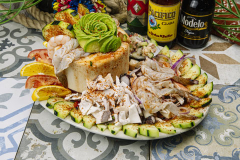 Torre de mariscos y aguacate
