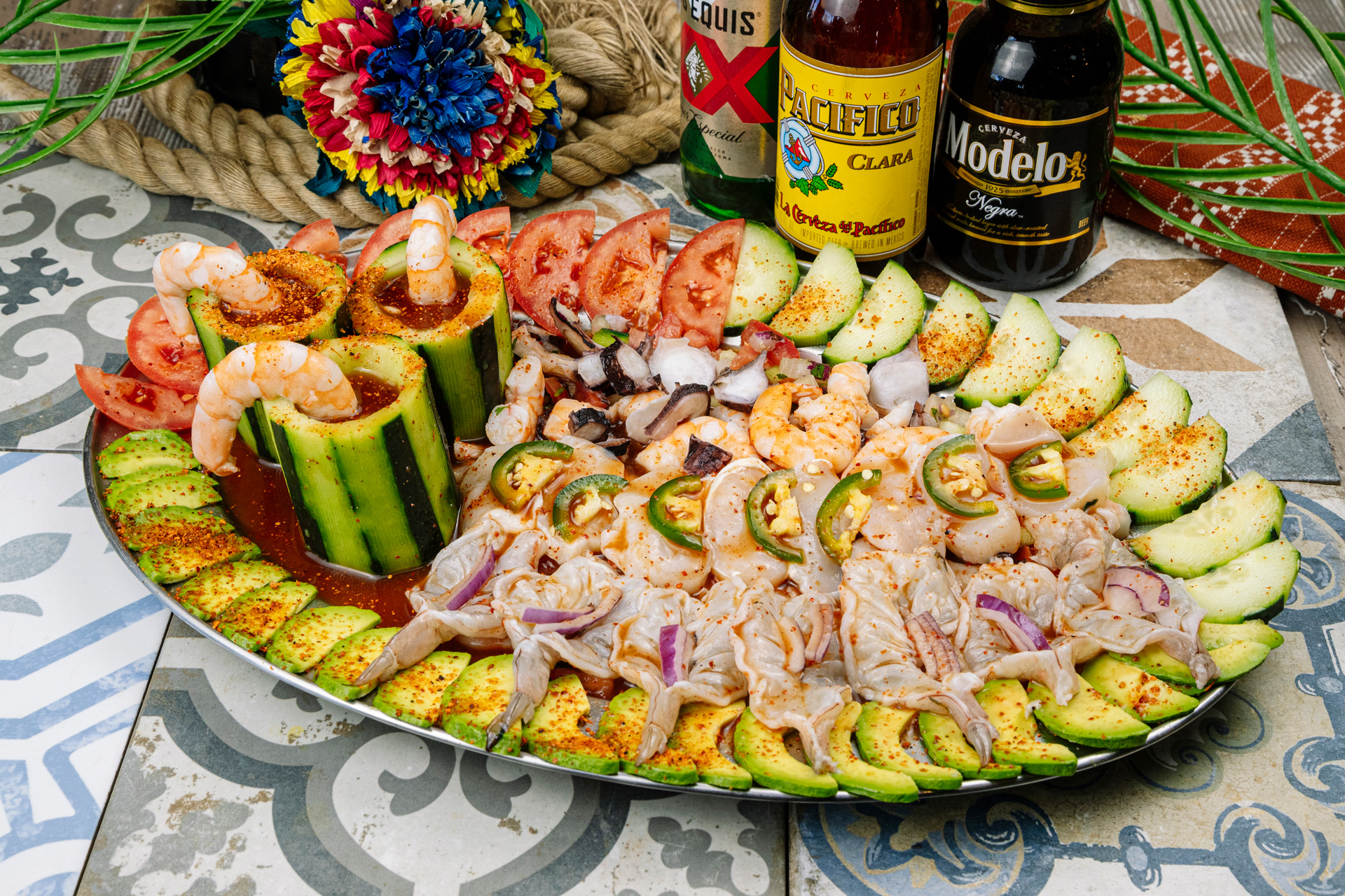 Mariscos frescos con camarones, aguacate y una cerveza bien fría