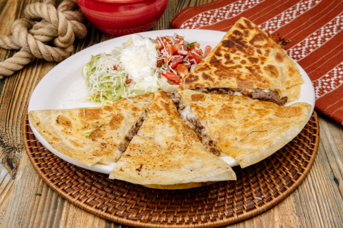 Quesadilla con ensalada y pico de gallo